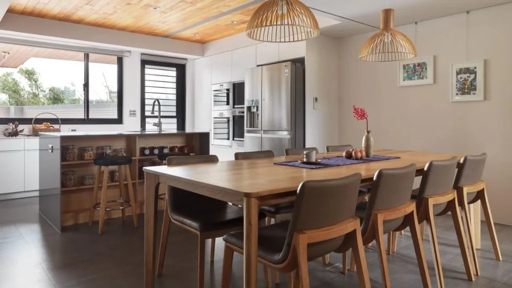 Large Exposure to Light dining-room