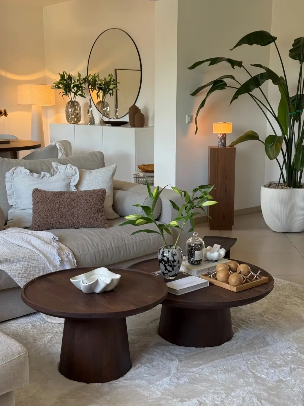 Warm Mid-Century Modern πΏ Love clean design that still feels cozy? German interior creator Cansu