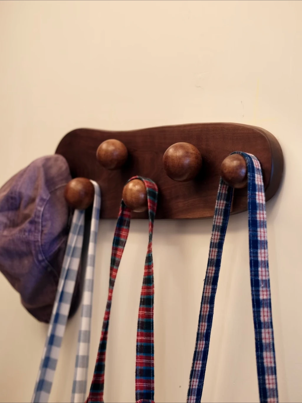 🪵 DIY Wooden Wall Coat Rack 🤎  Add a warm, natural touch to your entryway! The rich walnut finish
