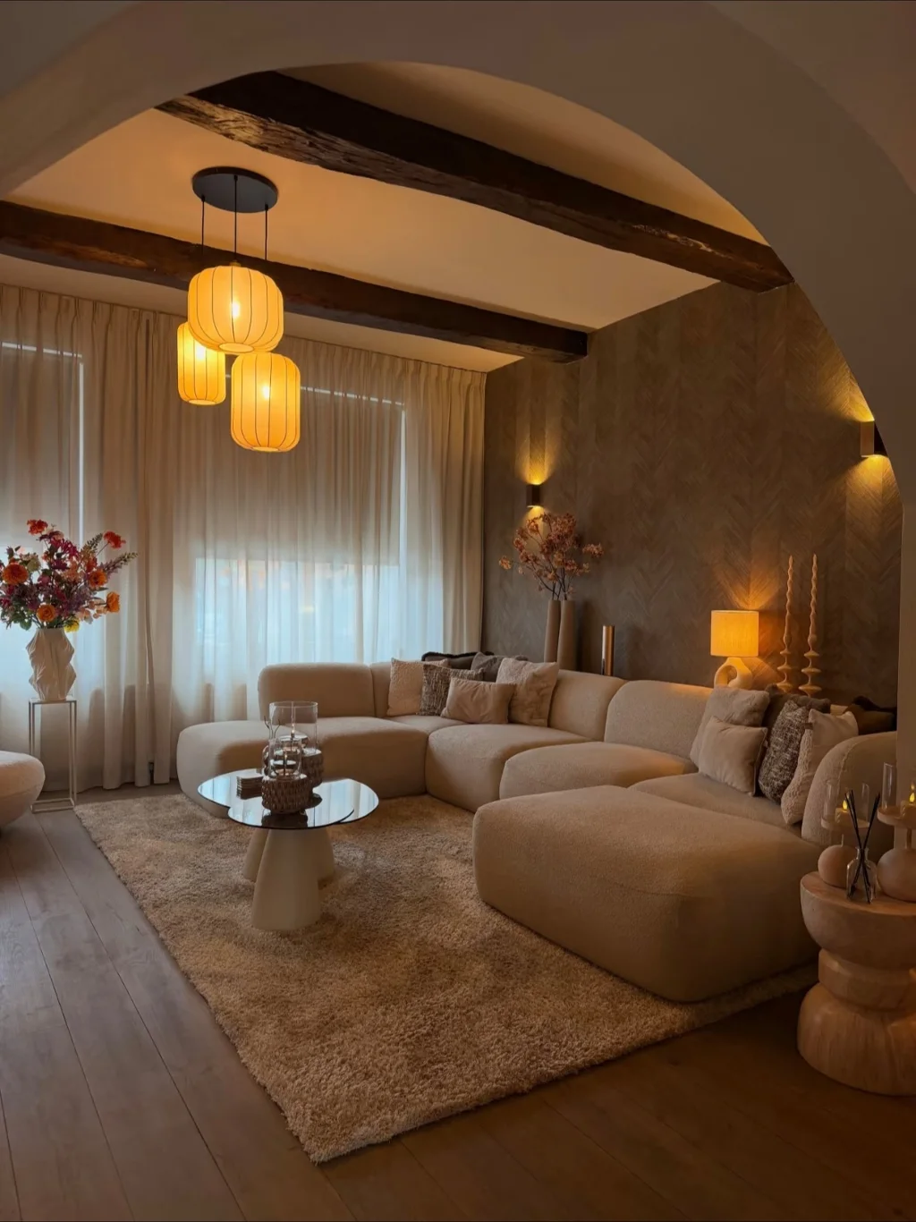 π°οΈ Rustic Vintage Charm Meets Mid-Century Elegance This home seamlessly merges rustic vintage charm