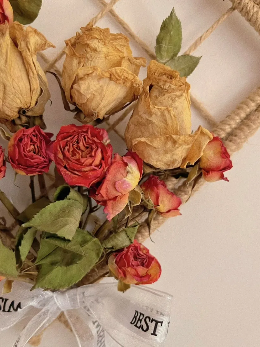 A sweet afternoon craft: Dried Flower Wall Hanging 🌾✨  I had a bundle of dried flowers sitting in a
